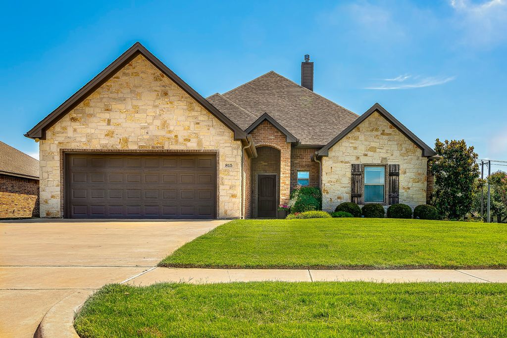 815 Chestnut Grove Drive, Cleburne, TX 76033