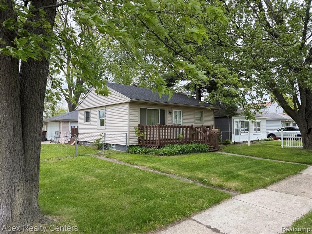 32370 Carlisle Parkway, Wayne, MI 48184
