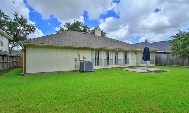 5013 Parkcrest Drive, La Porte, TX 77571