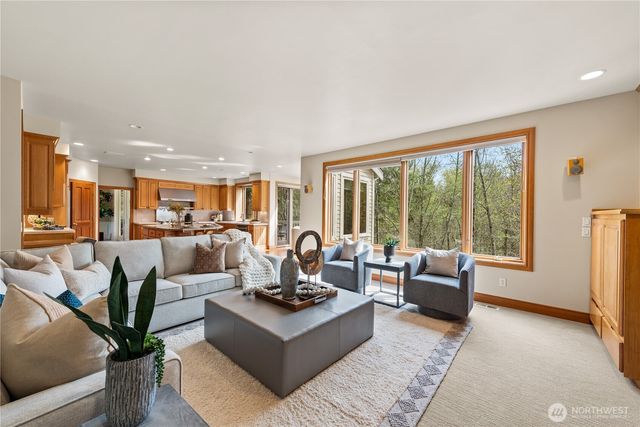 818 Windsor Drive SE, Sammamish, WA 98074