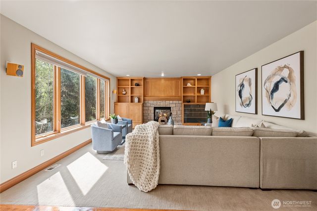 818 Windsor Drive SE, Sammamish, WA 98074