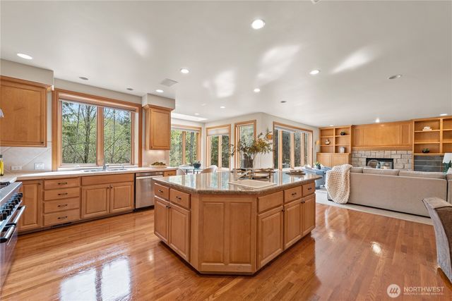 818 Windsor Drive SE, Sammamish, WA 98074