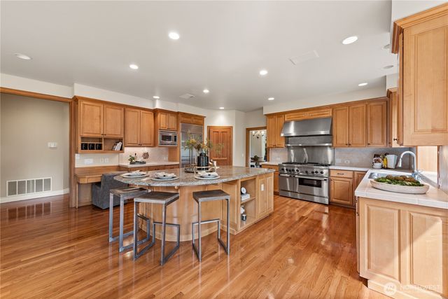 818 Windsor Drive SE, Sammamish, WA 98074