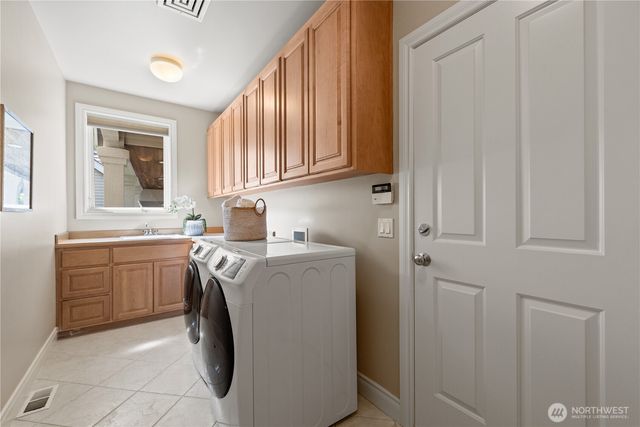 818 Windsor Drive SE, Sammamish, WA 98074