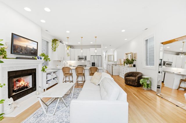 611 N Noble Street 3, Chicago, IL 60642