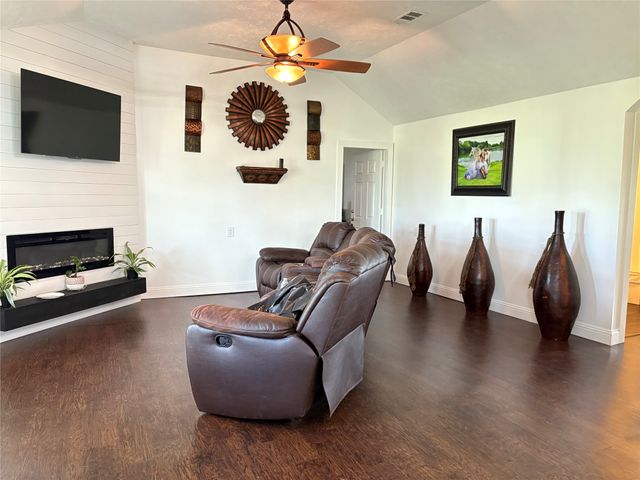 18270 County Road 4160, Frost, TX 76641