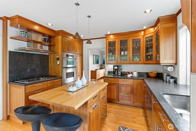 916 18th Avenue W, Kirkland, WA 98033