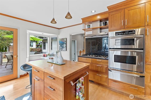 916 18th Avenue W, Kirkland, WA 98033