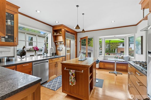 916 18th Avenue W, Kirkland, WA 98033
