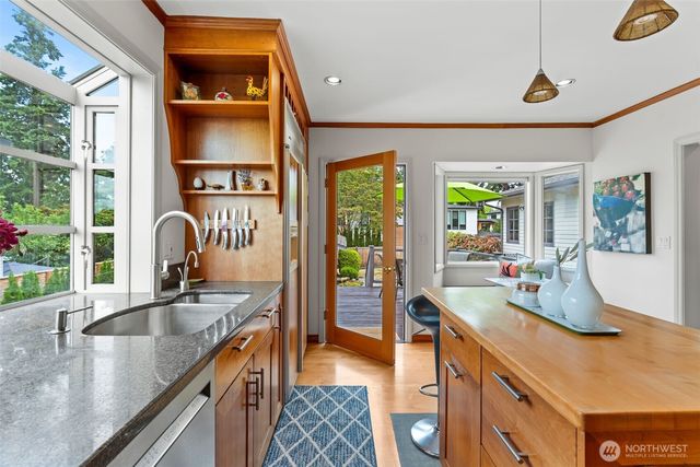 916 18th Avenue W, Kirkland, WA 98033