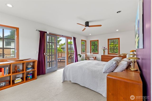 916 18th Avenue W, Kirkland, WA 98033