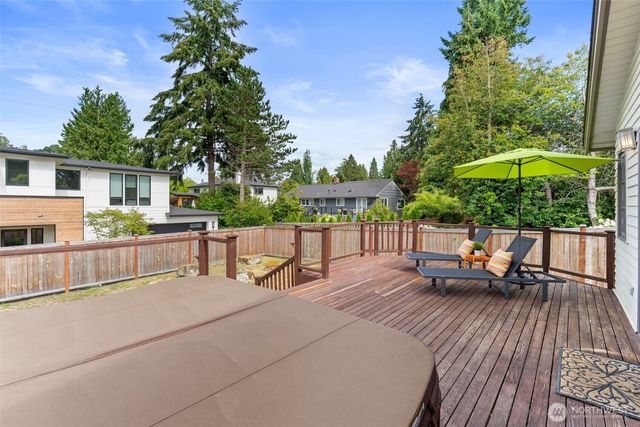 916 18th Avenue W, Kirkland, WA 98033