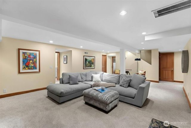 916 18th Avenue W, Kirkland, WA 98033