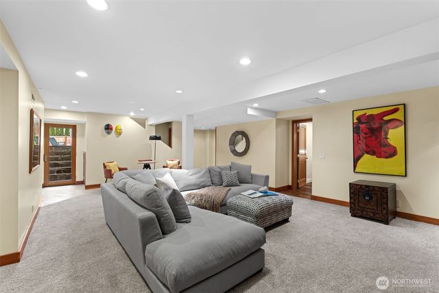 916 18th Avenue W, Kirkland, WA 98033