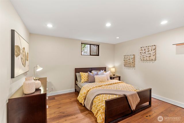 916 18th Avenue W, Kirkland, WA 98033