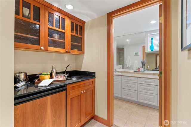916 18th Avenue W, Kirkland, WA 98033