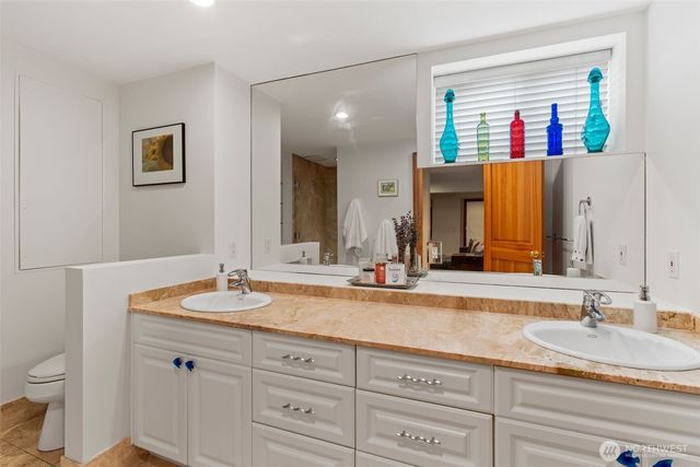916 18th Avenue W, Kirkland, WA 98033