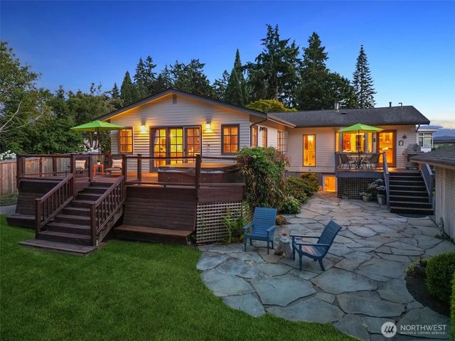 916 18th Avenue W, Kirkland, WA 98033
