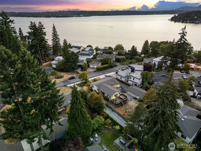 916 18th Avenue W, Kirkland, WA 98033