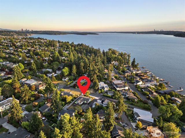 916 18th Avenue W, Kirkland, WA 98033