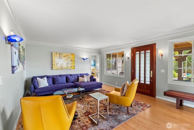 916 18th Avenue W, Kirkland, WA 98033
