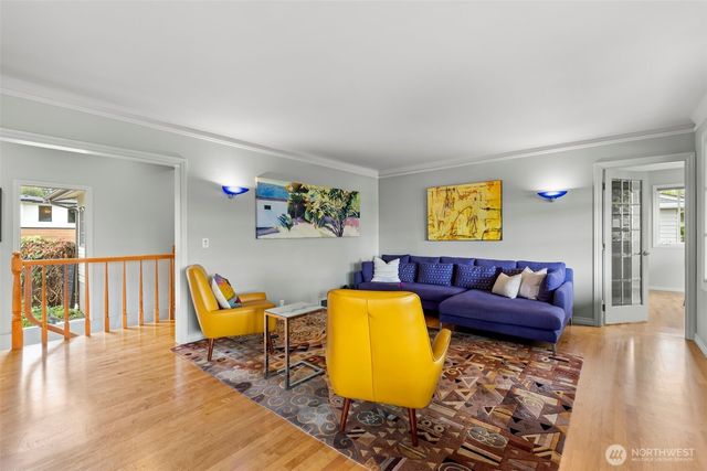 916 18th Avenue W, Kirkland, WA 98033