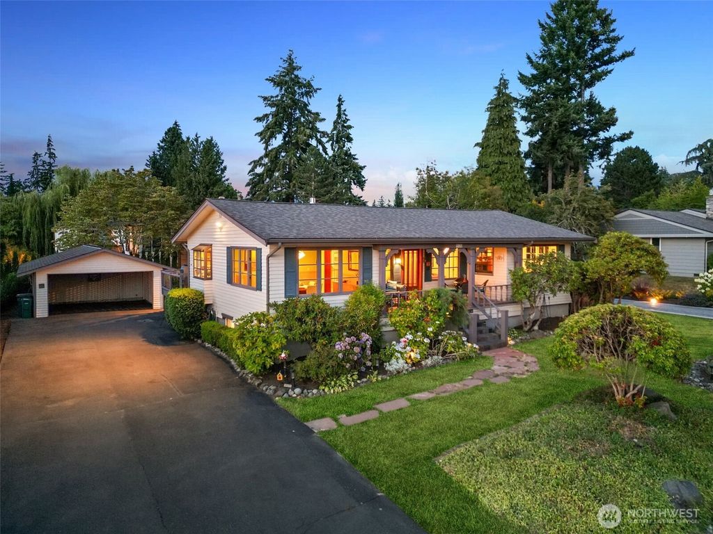 916 18th Avenue W, Kirkland, WA 98033