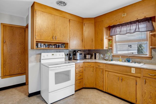 914-916 N Pine St, Newton, KS 67114