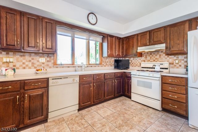 8 Carlos Dr, Fairfield Twp., NJ 07004
