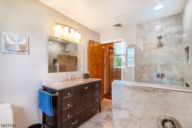 8 Carlos Dr, Fairfield Twp., NJ 07004