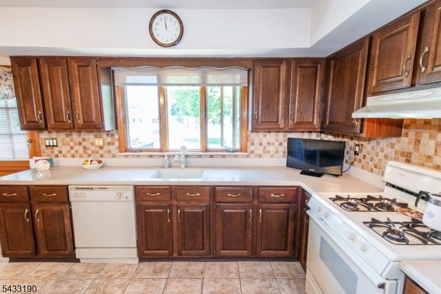 8 Carlos Dr, Fairfield Twp., NJ 07004