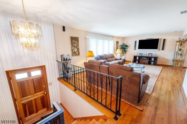 8 Carlos Dr, Fairfield Twp., NJ 07004