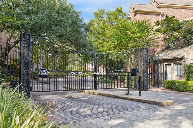 20 Pine Briar Circle, Houston, TX 77056