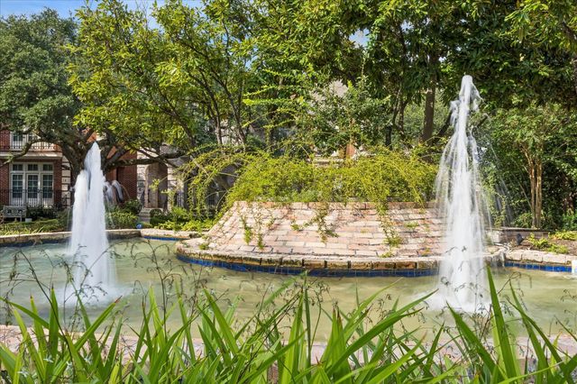 20 Pine Briar Circle, Houston, TX 77056