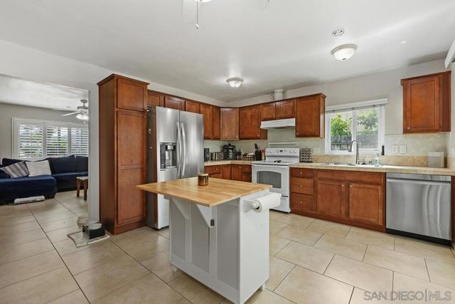 825 Buchanan St., Escondido, CA 92027