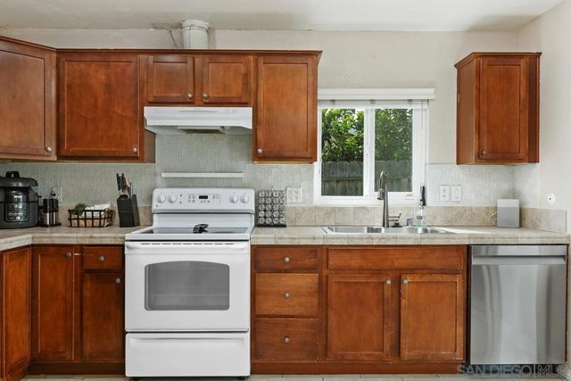 825 Buchanan St., Escondido, CA 92027