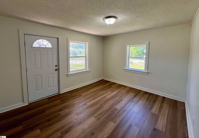 13 Clark Street, Laurens, SC 29360