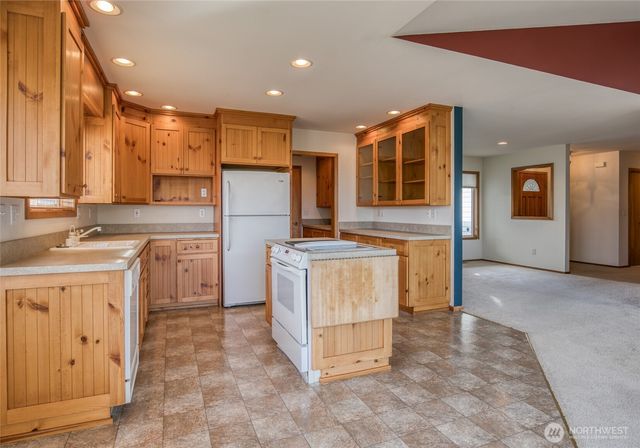 912 Bell Drive, Cosmopolis, WA 98537