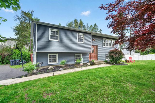 136 Snow Bunting Court, Montgomery, NY 12549