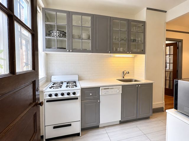 1218 W Jarvis Avenue 2N, Chicago, IL 60626