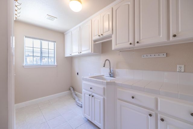 10235 N Rowell Avenue, Fresno, CA 93730