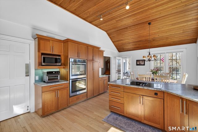 5 Riverhead Lane, East Lyme, CT 06333