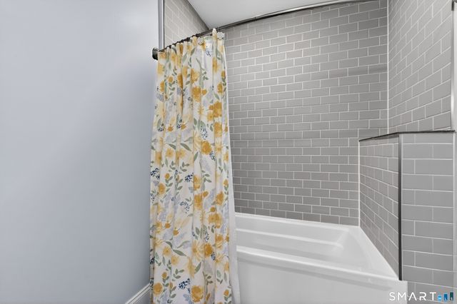 5 Riverhead Lane, East Lyme, CT 06333