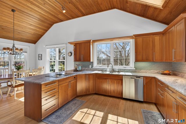 5 Riverhead Lane, East Lyme, CT 06333