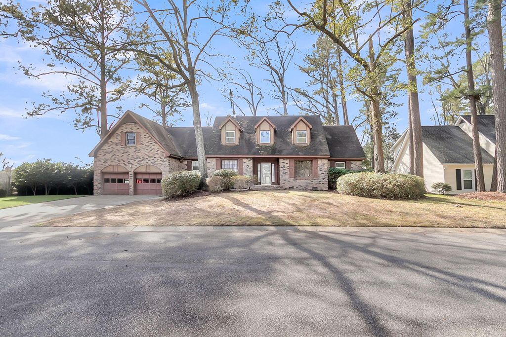 Image 1 of property listing at 700 Fairington Drive, Summerville, SC 29485