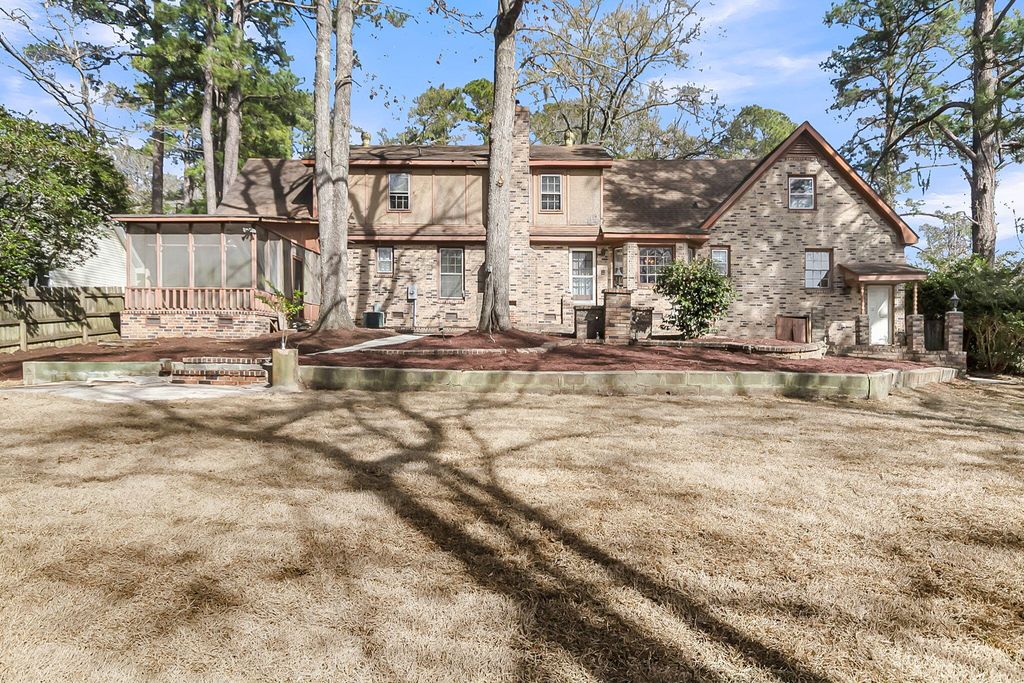 Image 10 of property listing at 700 Fairington Drive, Summerville, SC 29485