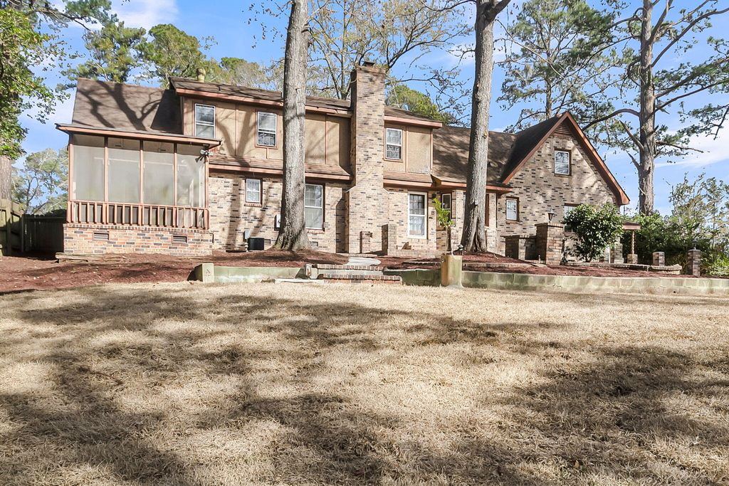 Image 11 of property listing at 700 Fairington Drive, Summerville, SC 29485