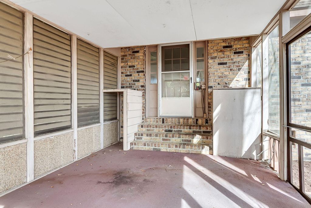 Image 13 of property listing at 700 Fairington Drive, Summerville, SC 29485