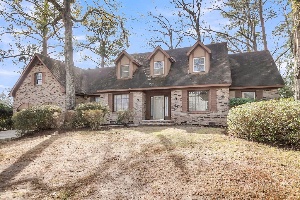 Image 2 of property listing at 700 Fairington Drive, Summerville, SC 29485