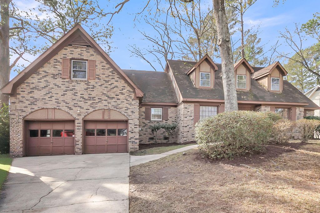 Image 4 of property listing at 700 Fairington Drive, Summerville, SC 29485